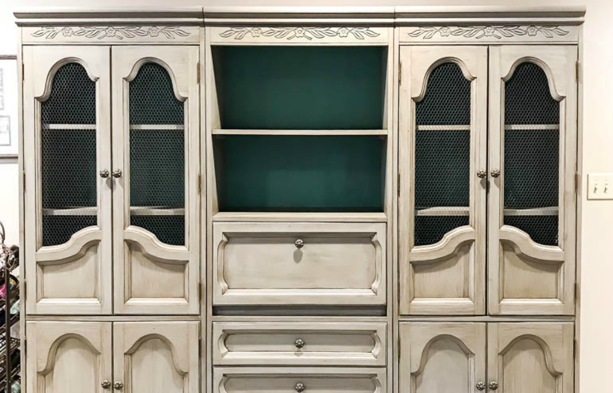 Learn how to paint and update an old hutch to create a beautiful, new look. Get the job done quickly with the HomeRight Super Finish Max.