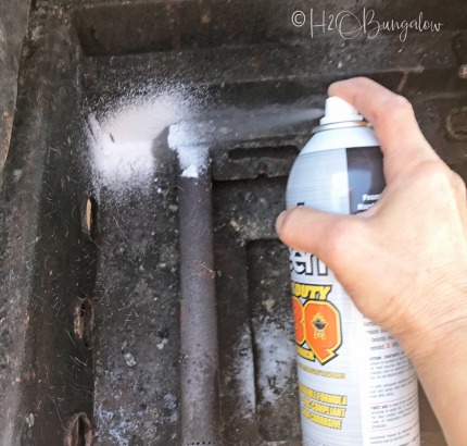 Spray cleaning for grills