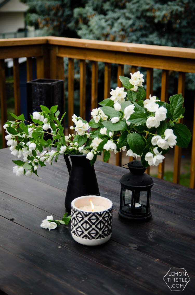 deck-reveal table decor